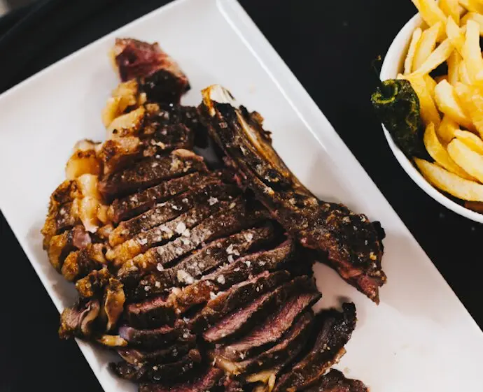 Un chulet&oacute;n de vaca rubia gallega acompa&ntilde;ado de patatas. / IG