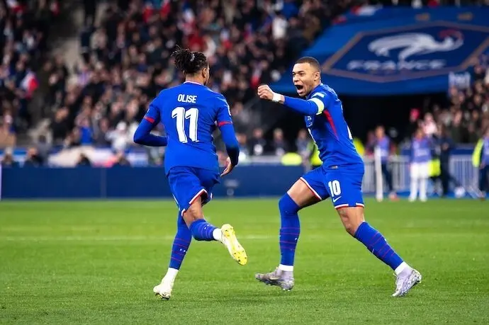 Michael Olise y Kylian Mbapp&eacute;, de Francia, celebraron durante el partido de vuelta de los cuartos de final de la UEFA Nations League entre Francia y Croacia, disputado el 23 de marzo de 2025 en el Stade de France, en Saint-Denis, cerca de Par&iacute;s, Francia. Foto: Nathan Barange / DPPI
Firma: AFP7 / Europa Press
