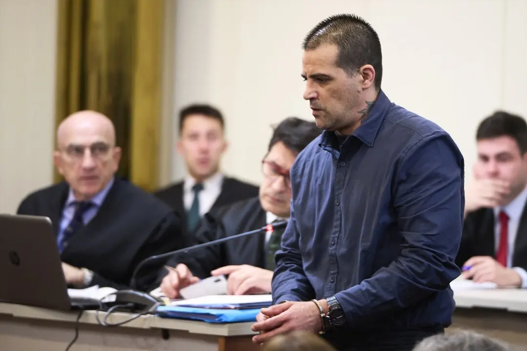 El acusado durante el juicio por matar a su pareja y beb&eacute; en Lia&ntilde;o. / C&eacute;sar Ortiz