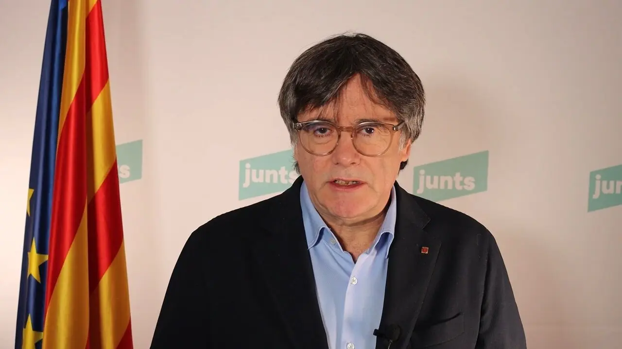 El expresidente de la Generalitat y presidente de Junts, Carles Puigdemont, durante su intervenci&oacute;n. 7 Junts