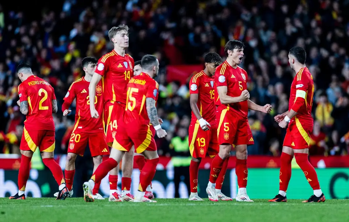 Los jugadores de Espa&ntilde;a celebra uno de los goles de penalti. / SEF&uacute;tbol