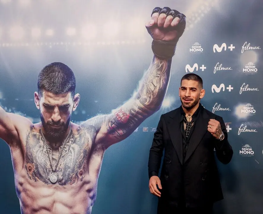El luchador Ilia Topuria posa en el photocall de la premiere del documental &lsquo;Topuria: Matador&rsquo;. / Ricardo Rubio
