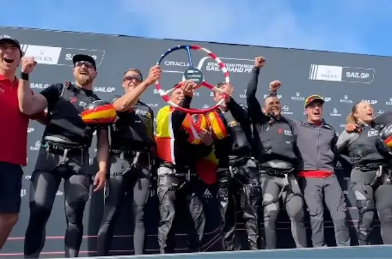 El equipo dirigido por Diego Bot&iacute;n celebra el t&iacute;tulo. / SailGPESP
