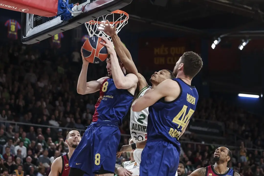 Dario Brizuela del Barcelona lucha con Isaiah Wong, del Zalgiris, en un partido e la Eurooliga. / EP