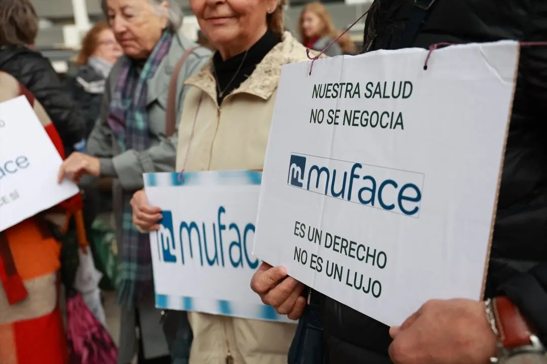 Varios funcionarios se concentran ante la sede provincial de Muface. / Roc&iacute;o Ruz