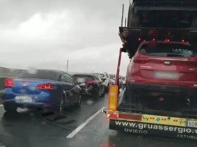 Varios coches parados a la salida de Torrelavega. / L.M.