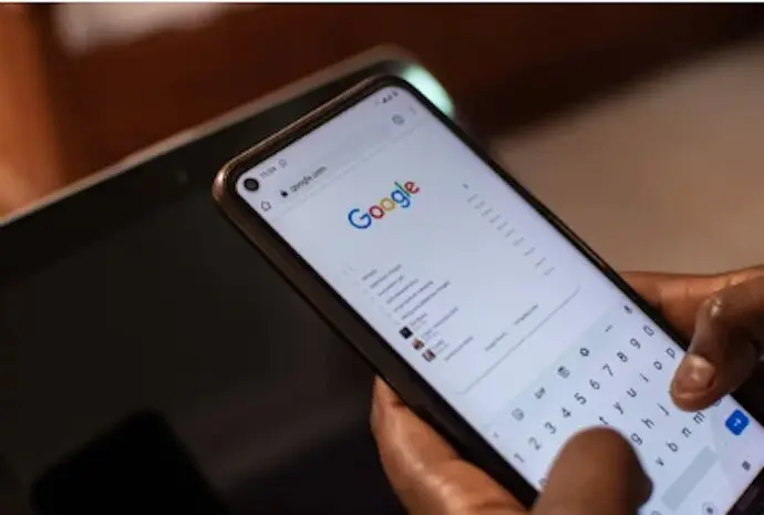 Una persona hace una b&uacute;squeda en Google. / A.E