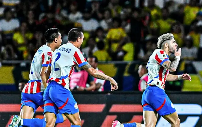 Jugadores de Paraguay celebran con euforia el golazo de Julio Enciso, que silenci&oacute; Barranquilla y vendi&oacute; el empate ante Colombia en un duelo vibrante de Eliminatorias.