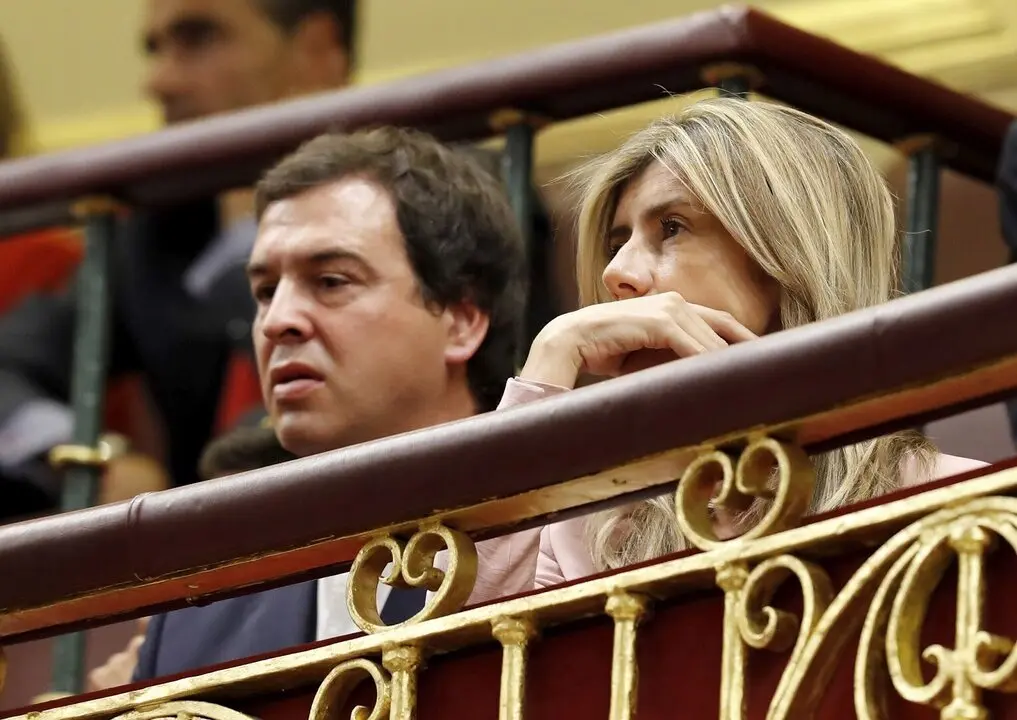 David S&aacute;nchez, hermano del presidente del Gobierno, Pedro S&aacute;nchez, y Begona-Gomez, en una imagen de archivo durante una sesi&oacute;n en el Congreso de los Diputados. / ARCHIVO