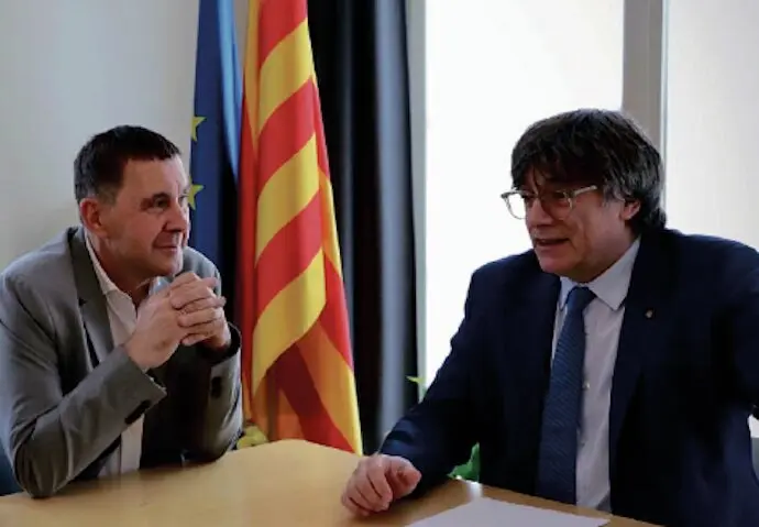 El comunista de EH Bildu, Arnaldo Otegi, y el pr&oacute;fugo de la Justicia, Carles Puigdemont, durante su reuni&oacute;n en Waterloo (B&eacute;lgica), en un encuentro clave para reforzar la alianza entre separatistas catalanes y vascos con el respaldo del Gobierno de Pedro S&aacute;nchez.