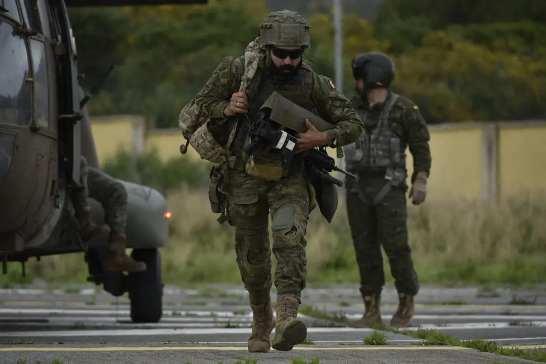 Dos militares durante un ejercicio. / Antonio Sempere