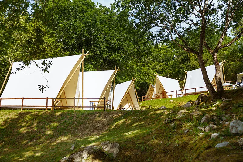 Tiendas del camping de Kampaoh en Ruiloba. / Kampaoh