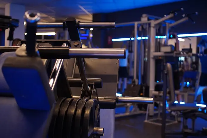 Mobiliario de un gimnasio en Cantabria. / OKITONIC