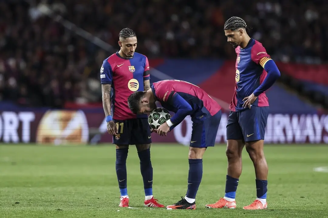 Araujo y Raphinha durante un partido de Champions. / EP