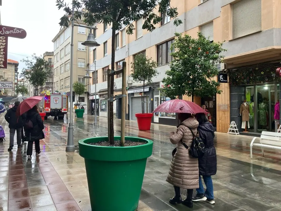 Varias personas caminan por Torrelavega. / S.D.