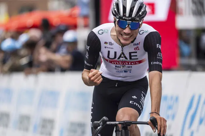 El ciclista del equipo Emirates, Juan Ayuso. / x