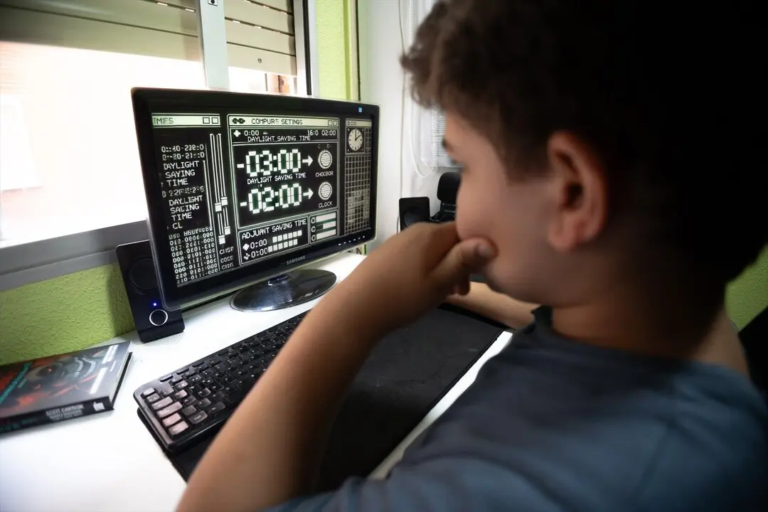 Una pantalla muestra un cambio de hora. / Eduardo Parra