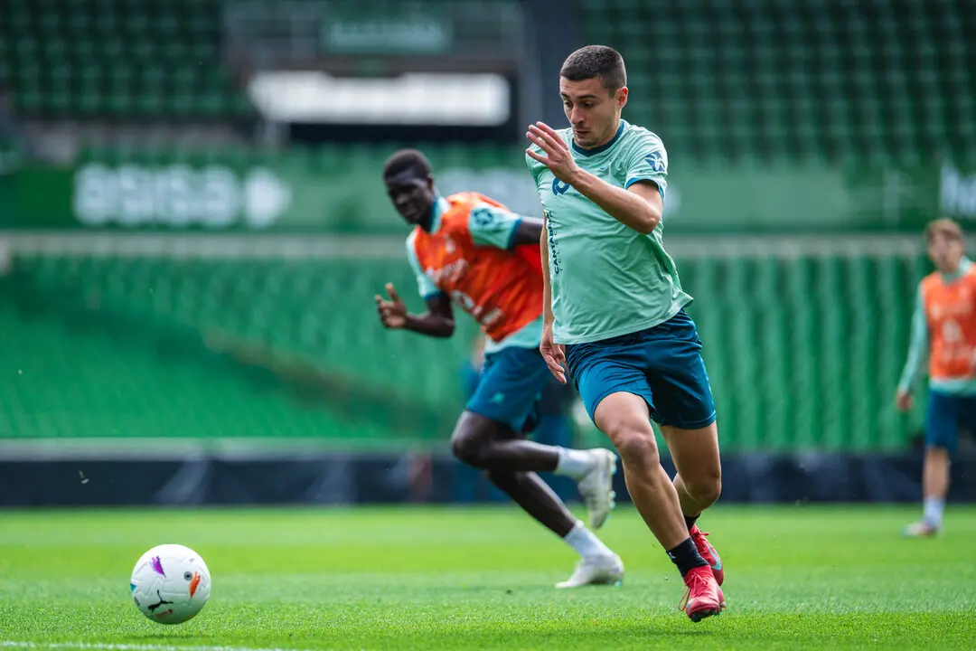 Karrikaburu, y Maguette al fondo, durante un entrenamiento en El Sardinero. / RRC