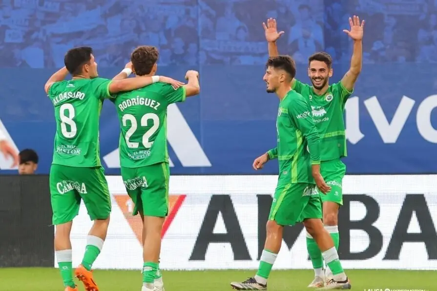 Los jugadores del Racing celebran un gol en La Romareda. / L.H.