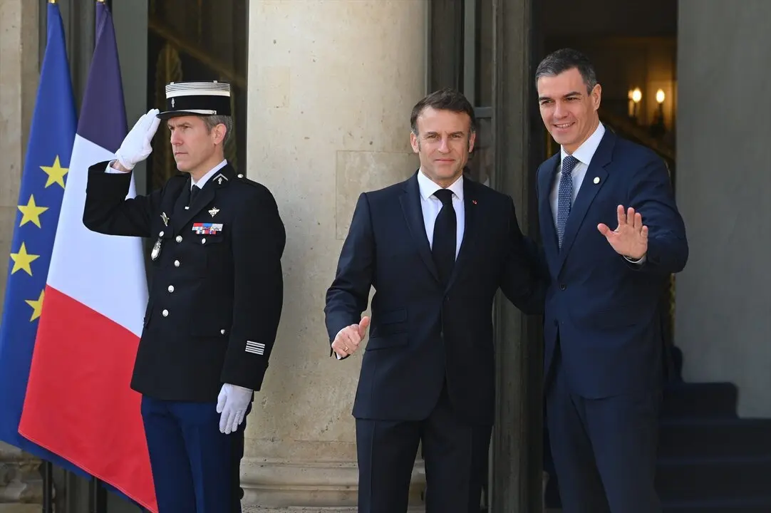 Pedro S&aacute;nchez junto a Emmanuel Macron en Par&iacute;s. / Julien Mattia