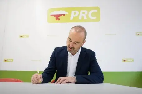 El alcalde de Torrelavega, Javier L&oacute;pez Estrada, formaliza su candidatura. / RRSS