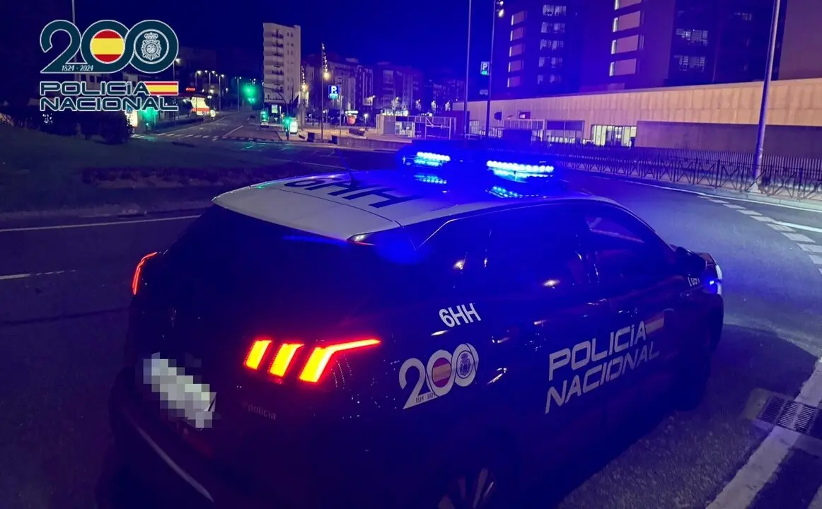 Coche de la Polic&iacute;a Nacional frente a Valdecilla. / P.N.