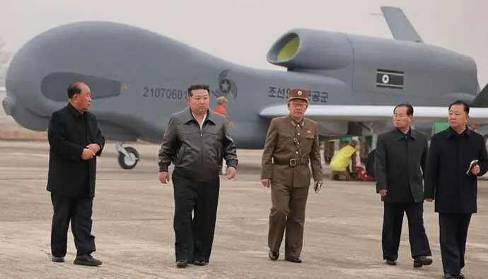 El l&iacute;der norcoreano Kim Jong Un camina junto a funcionarios

El l&iacute;der norcoreano Kim Jong Un camina junto a funcionarios. / x