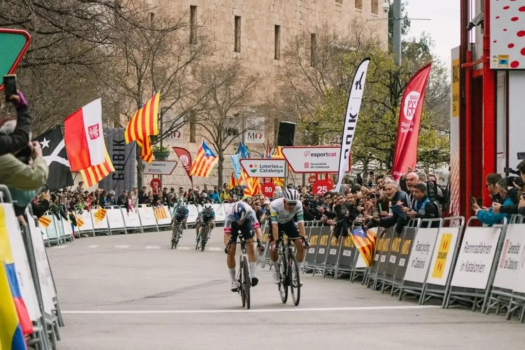 El esloveno Primoz Roglic (Red Bull-BORA-hansgrohe) ha ganado este jueves la cuarta etapa de la Volta a Catalunya, disputada entre Sant Vicen&ccedil; de Castellet y Montserrat Mil&middot;lenari, en otro igualado pulso con el espa&ntilde;ol Juan Ayuso. / EP
