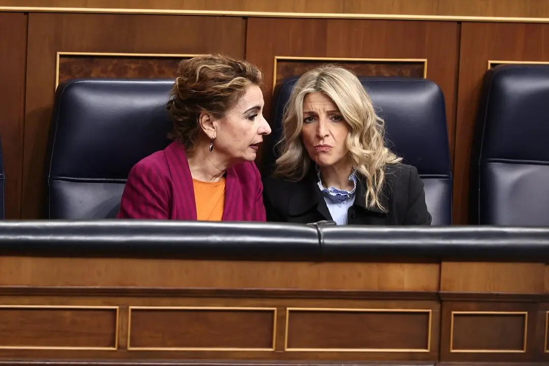 La vicepresidenta primera y ministra de Hacienda, Mar&iacute;a Jes&uacute;s Montero (i) y la vicepresidenta segunda y ministra de Trabajo, Yolanda D&iacute;az (d). / Eduardo Parra