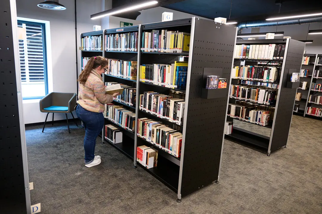 Una persona en el interior de la Biblioteca Municipal de Santander. / Alerta