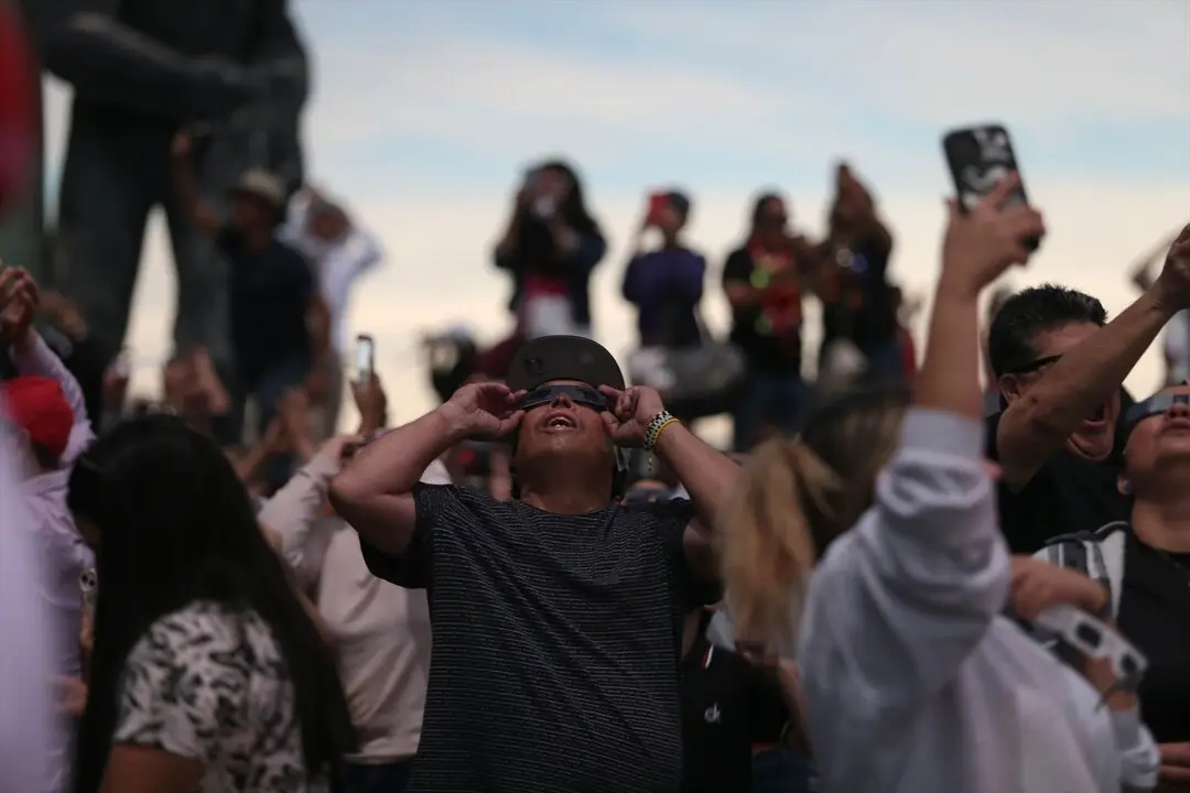 Varias personas viendo el eclipse solar en M&eacute;xico. / Eduardo Resendiz