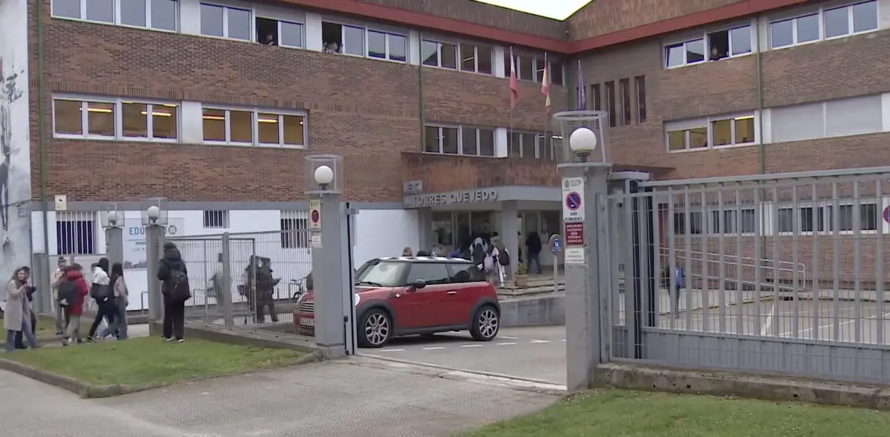 Varios alumnos a la entrada del instituto Torres Quevedo. / RTVE