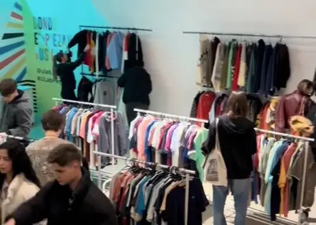Varias personas miran ropa en una tienda. / RRSSS