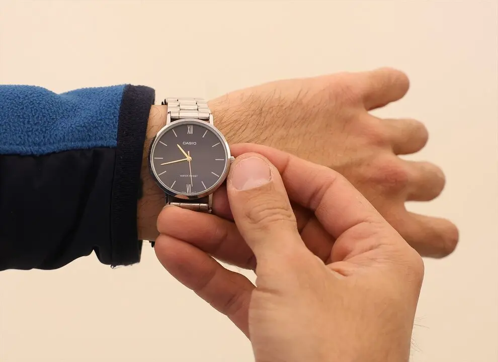 Un hombre cambia la hora en su reloj. / EP