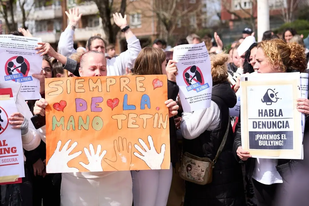 Varias personas con carteles durante una concentraci&oacute;n de apoyo al joven con par&aacute;lisis cerebral. / Juanma Serrano
