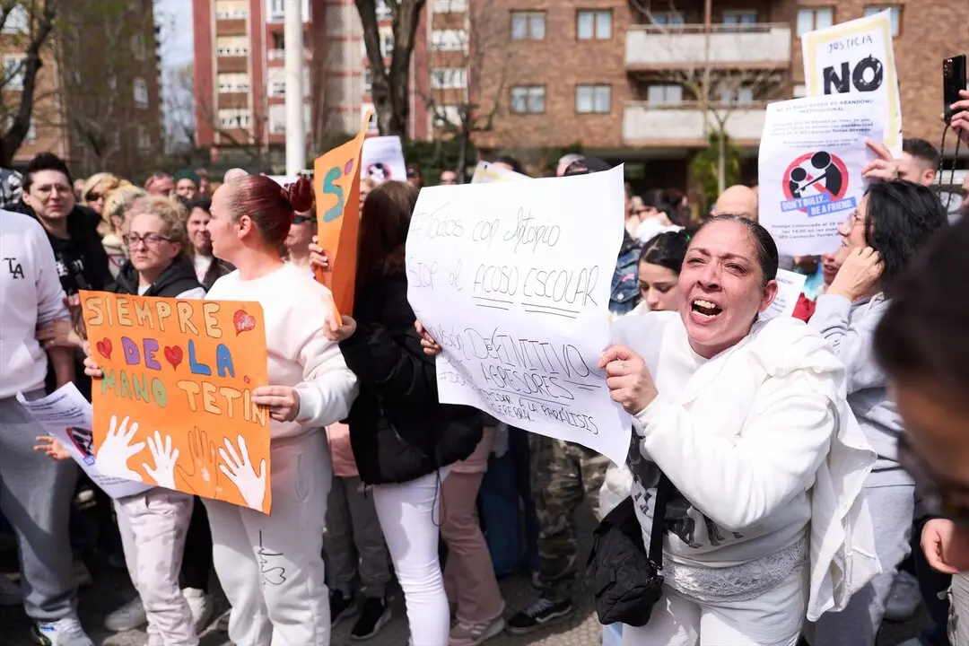 Varias personas con carteles durante una concentraci&oacute;n de apoyo al joven con par&aacute;lisis cerebral. / Juanma Serrano