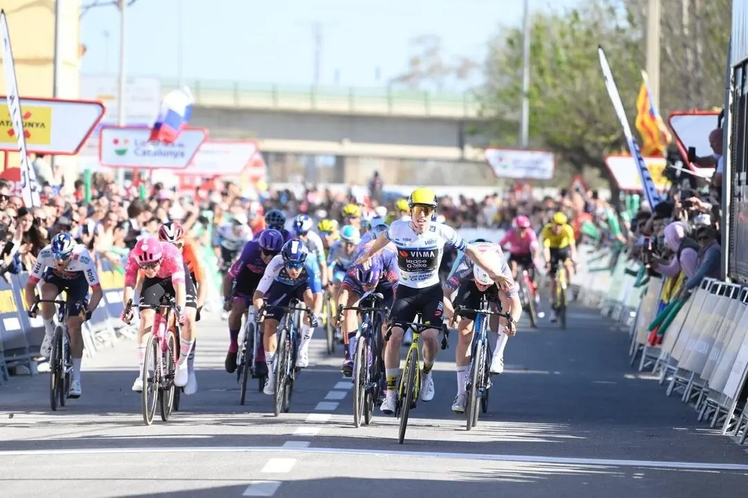 El ciclista brit&aacute;nico Matthew Brennan (Team Visma | Lease a Bike) ha ganado este viernes la quinta etapa de la Volta a Catalunya, disputada entre Pa&uuml;ls y Amposta sobre 165,9 kil&oacute;metros. / EP