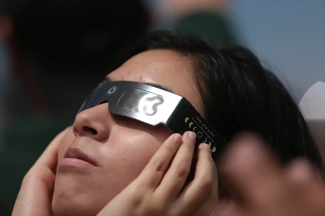 Una persona durante un eclipse solar. / Eduardo Resendiz