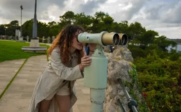 Una turista admirando las vistas en La Magdalena. / A.S.