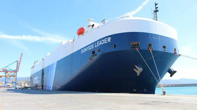 Un barco japon&eacute;s de mercanc&iacute;as amarrado en un puerto espa&ntilde;ol. / x