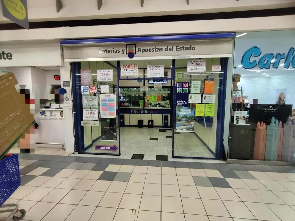 La administraci&oacute;n de loter&iacute;as del centro comercial Carrefour ha validado un boleto premiado. / EP