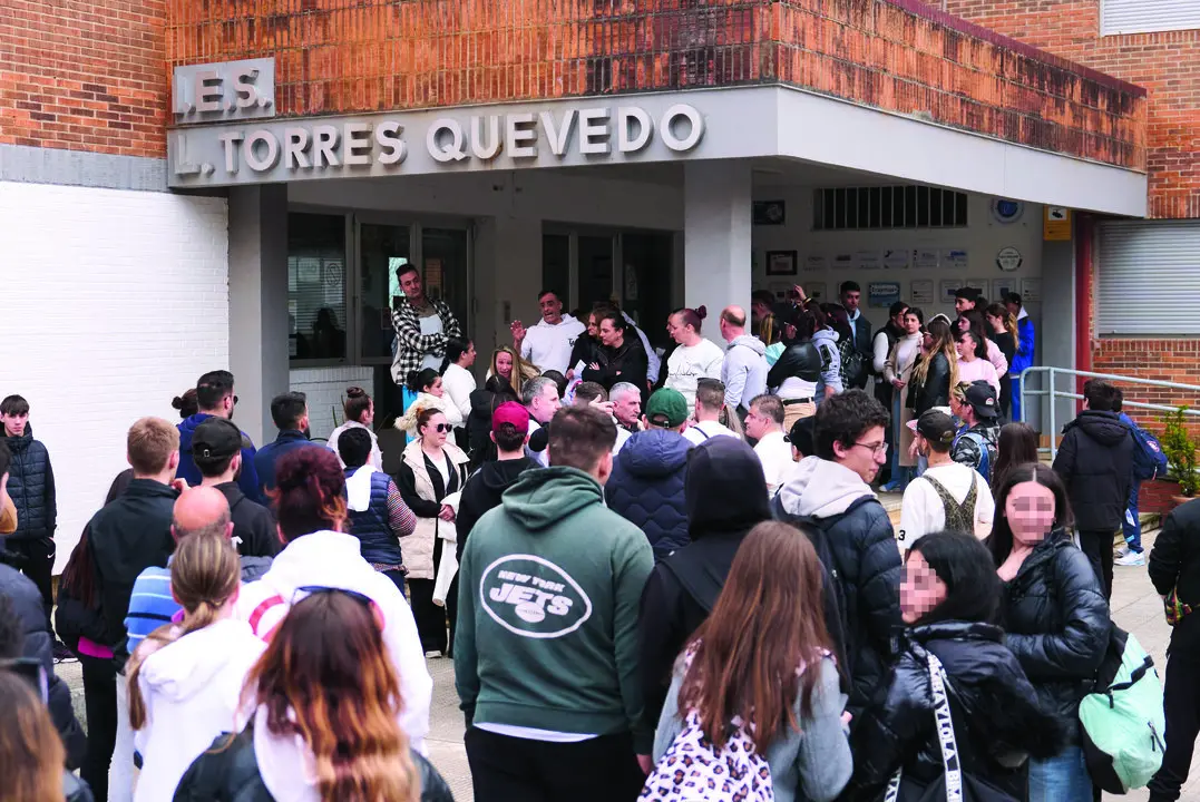 Decenas de personas se concentraron el viernes en las puertas del IES Torres Quevedo para rechazar el caso de acoso escolar. / Juanma Serrano