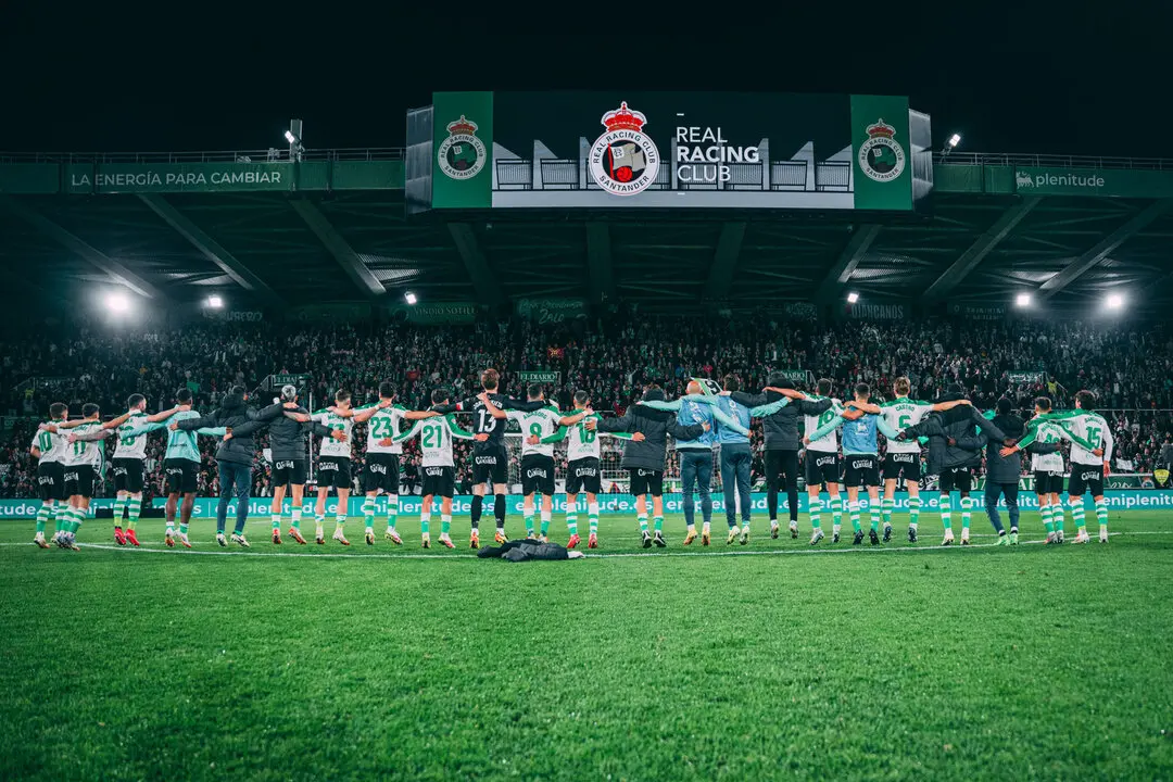 Los jugadores del Racing celebran con la grada. / RRC