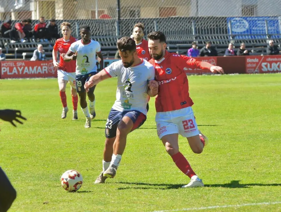 El CD Laredo empata sin goles con el Real &Aacute;vila. / Alerta