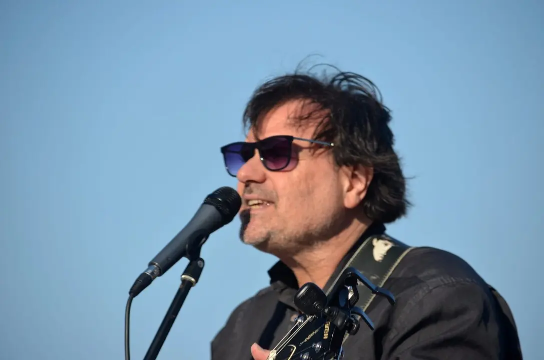 Marcos B&aacute;rcena, durante una de sus actuaciones en directo, donde fusiona el folk tradicional con versiones ac&uacute;sticas cargadas de emoci&oacute;n.