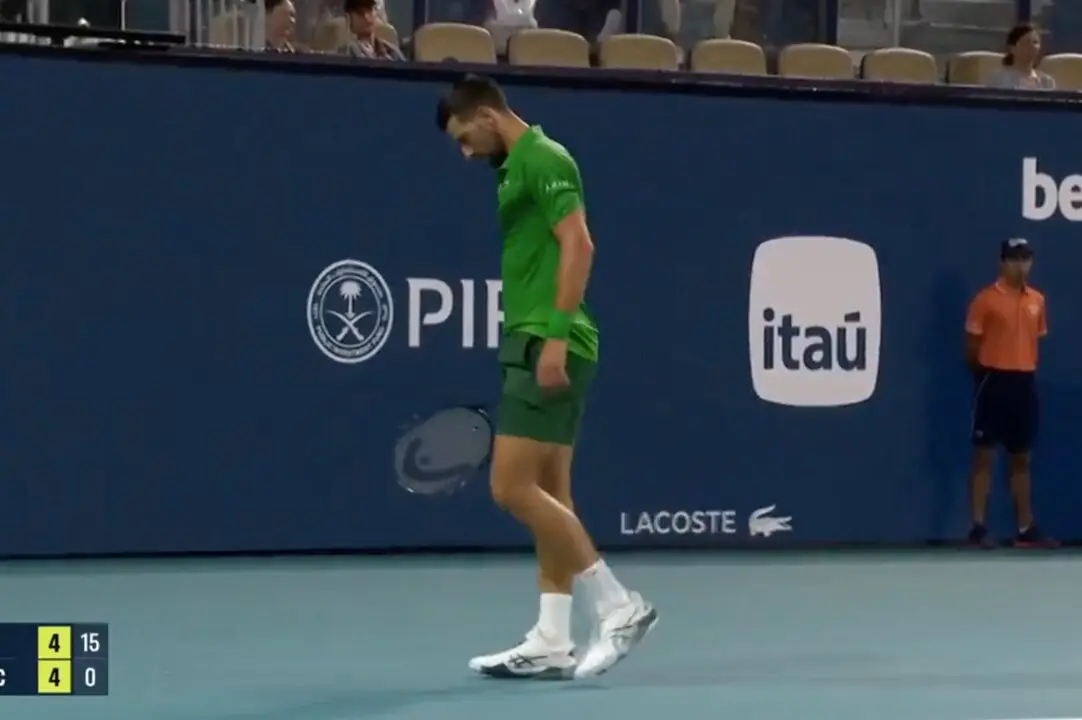 Djokovic tras un punto ante Mensik. / X