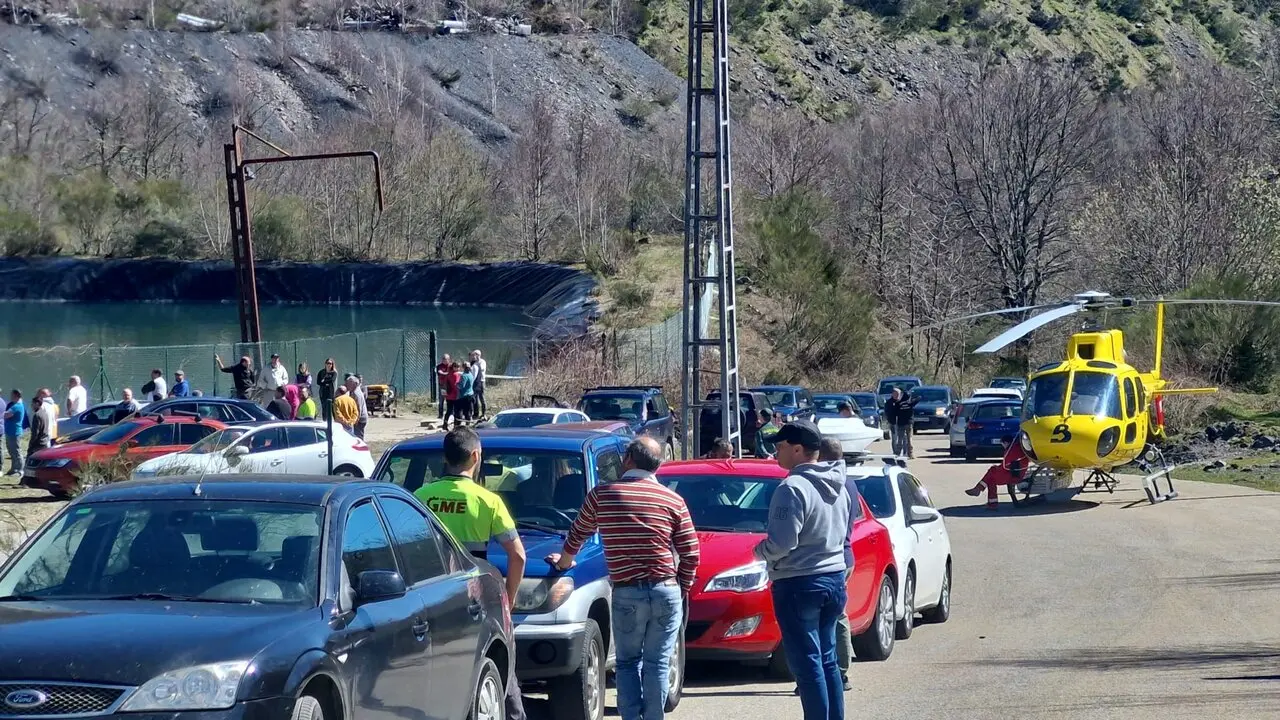 Vecinos y equipos de emergencia se agolpan en el acceso a la mina de Cerredo (Dega&ntilde;a), donde un helic&oacute;ptero de rescate participa en el operativo tras la explosi&oacute;n que ha dejado al menos cinco muertos y varios heridos graves.