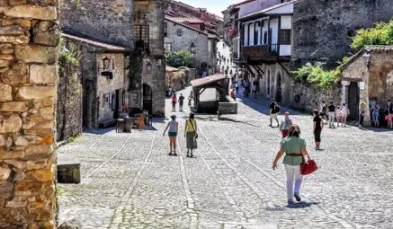 Varias personas pasean por Santillana del Mar. / A.S.
