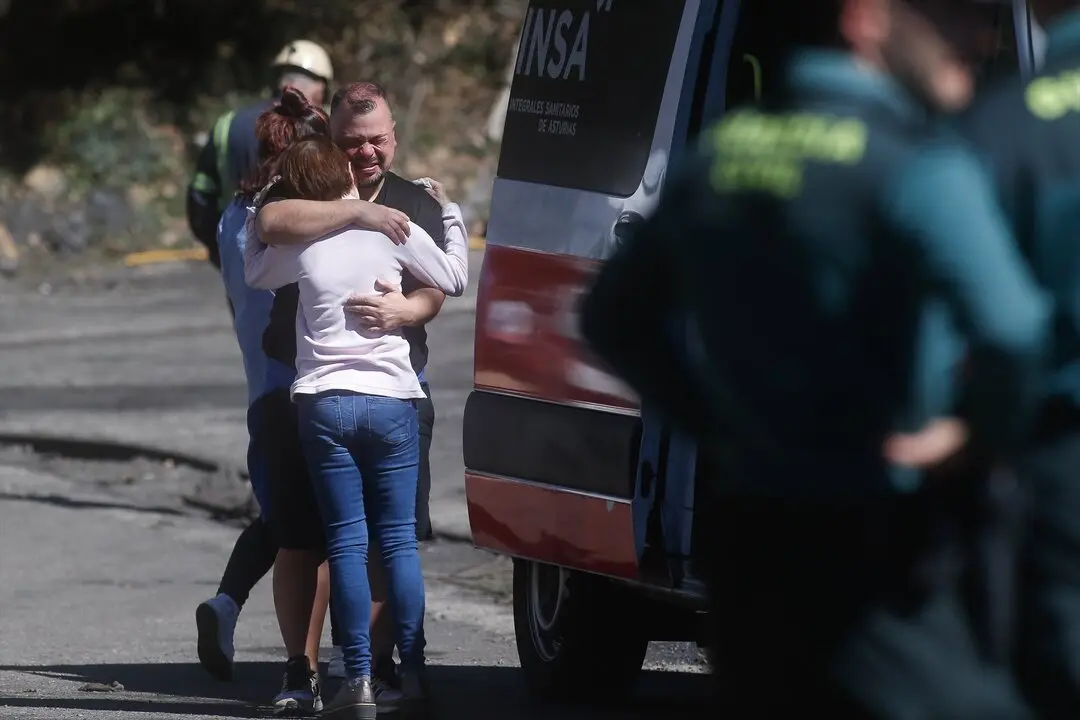Familiares y amigos de las v&iacute;ctimas durante las labores de b&uacute;squeda de las v&iacute;ctimas del accidente en la mina de Cerredo, a 31 de marzo de 2025, en Dega&ntilde;a, Asturias (Espa&ntilde;a). Cinco personas han fallecido y otras cuatro han resultado heridas de consideraci&oacute;n en el accidente laboral registrado en una mina de Cerredo, Dega&ntilde;a, seg&uacute;n informaci&oacute;n recogida por Europa Press de fuentes del Servicio de Emergencias del Principado de Asturias, de Delegaci&oacute;n del Gobierno y de la Guardia Civil.
Fecha: 31/03/2025. leer menos

Firma: Carlos Castro / Europa Press