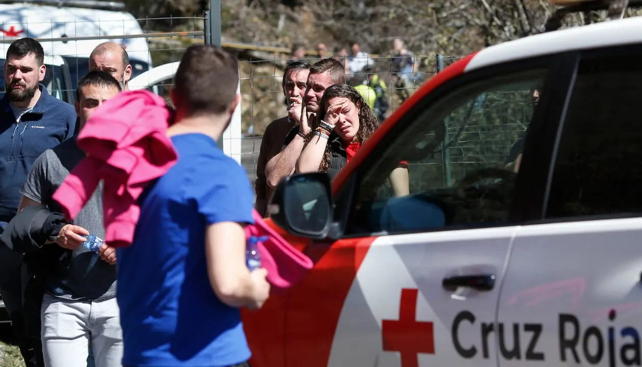 Efectivos de emergencias durante las labores de b&uacute;squeda de las v&iacute;ctimas del accidente en la mina de Cerredo, a 31 de marzo de 2025, en Dega&ntilde;a, Asturias (Espa&ntilde;a). Cinco personas han fallecido y otras cuatro han resultado heridas de consideraci&oacute;n en el accidente laboral registrado en una mina de Cerredo, Dega&ntilde;a, seg&uacute;n informaci&oacute;n recogida por Europa Press de fuentes del Servicio de Emergencias del Principado de Asturias, de Delegaci&oacute;n del Gobierno y de la Guardia Civil.
Fecha: 31/03/2025. leer menos

Firma: Carlos Castro / Europa Press